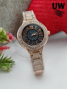Personality Fashion Diamond-encrusted Watch Female Beautiful Quartz Watches Party Matching Popular Jewelry pin & gold  colour